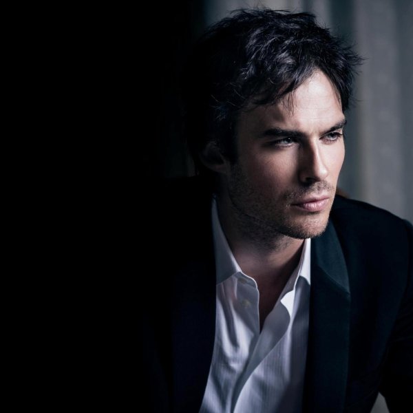 На рабочий стол мужчины