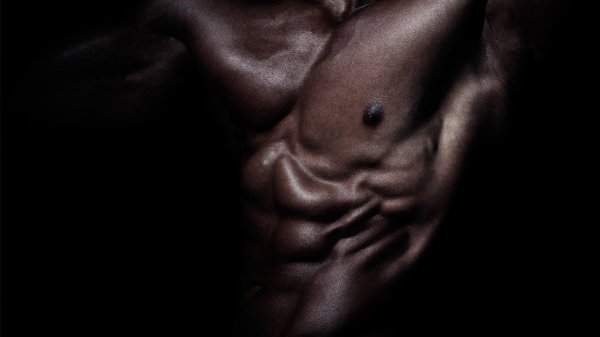 На рабочий стол мужчины