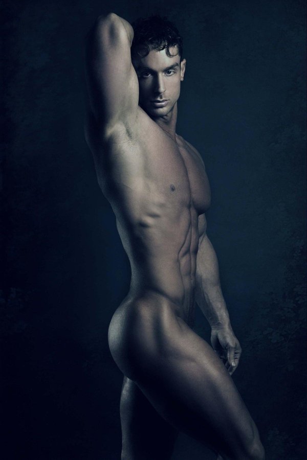 Обнаженные мужчины