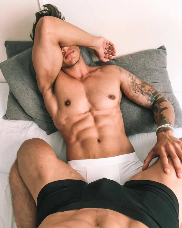 Мужчины с большим достоинством