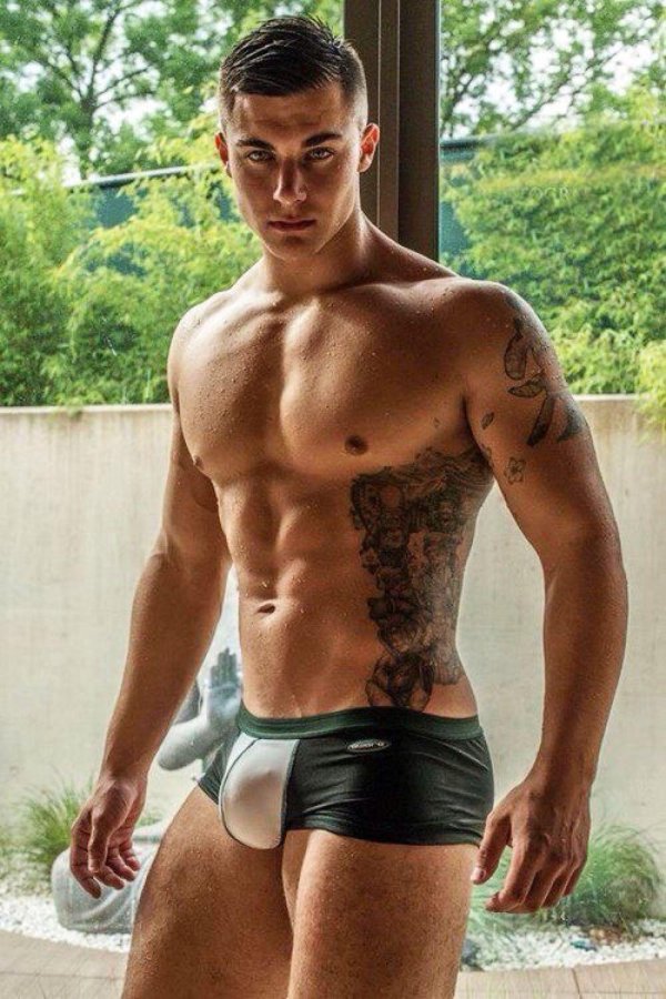 Мужчины с большим достоинством