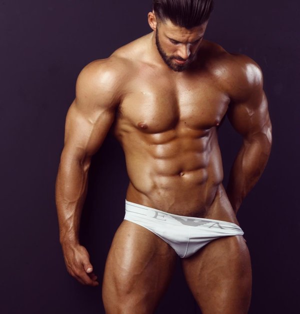 Мужчины с большим достоинством