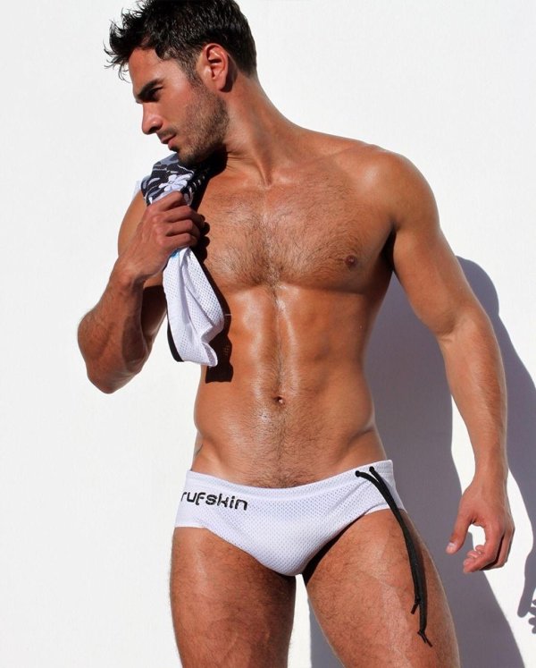 Мужчины с большим достоинством