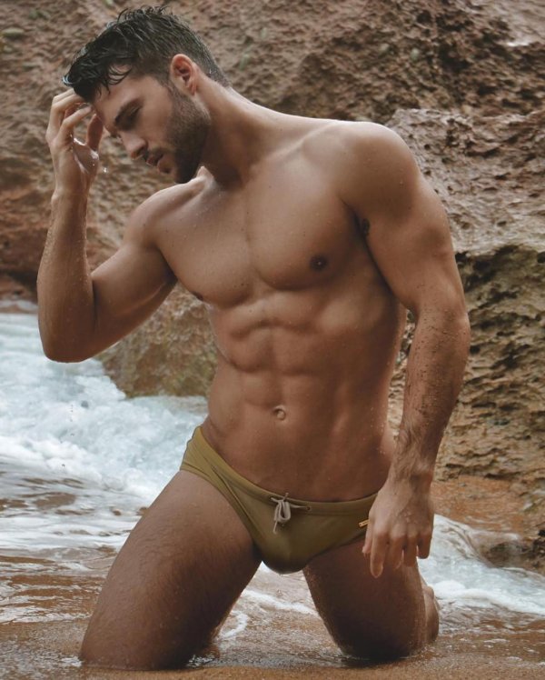 Мужчины с большим достоинством