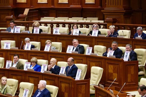 Мужчины поздравляют с 8 марта