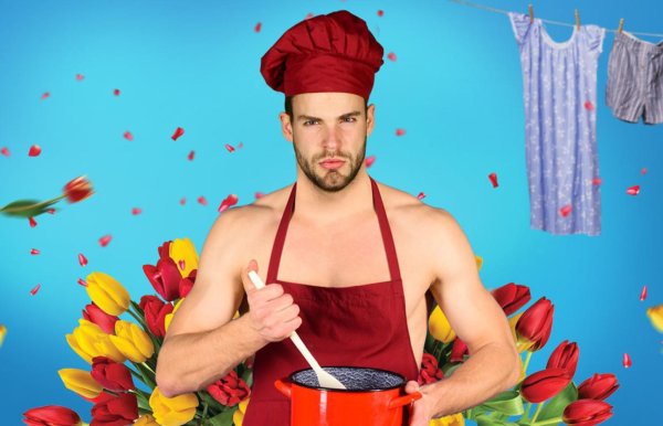 Мужчины поздравляют с 8 марта