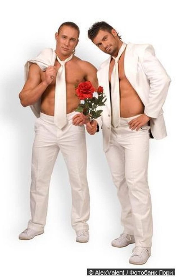 Мужчины поздравляют с 8 марта