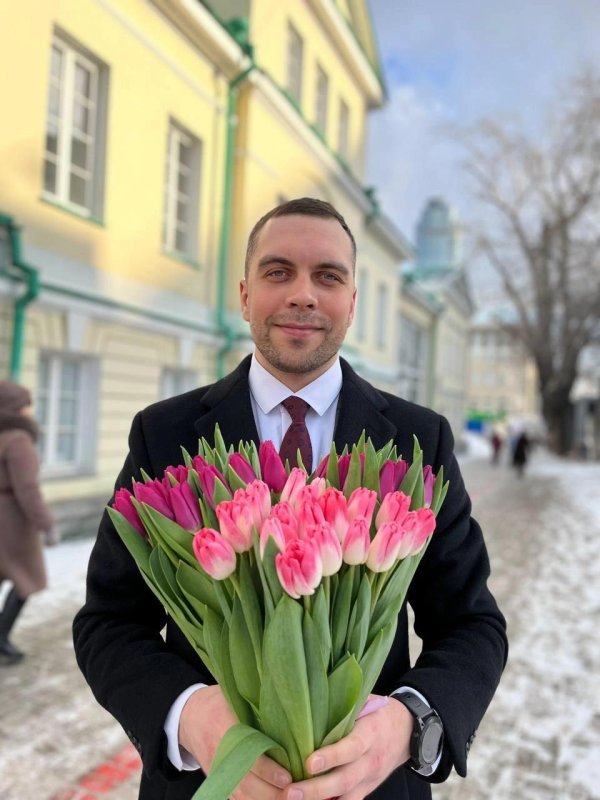 Мужчины поздравляют с 8 марта