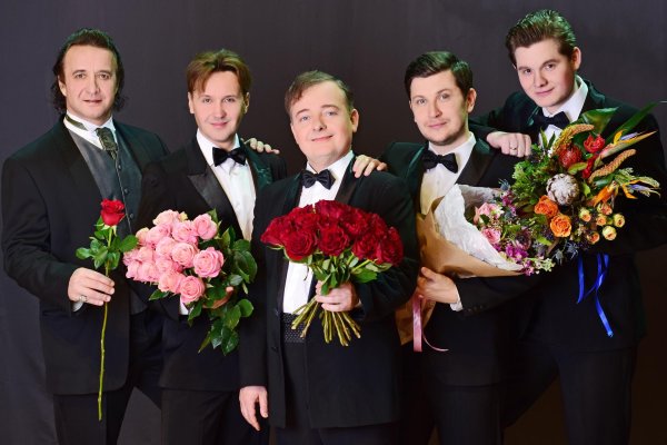 Мужчины поздравляют с 8 марта