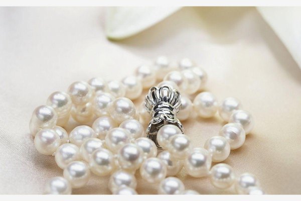 украшение с жемчугом