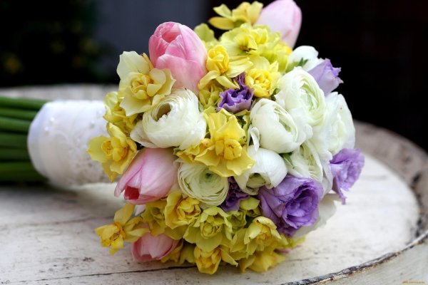 ранункулюсы желтые букет