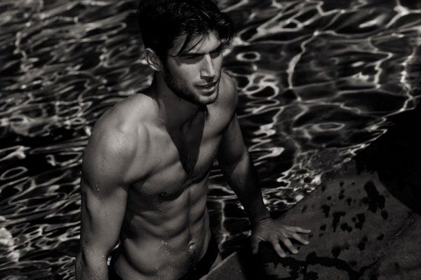 На обои мужчины