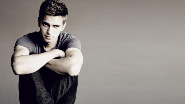 На обои мужчины