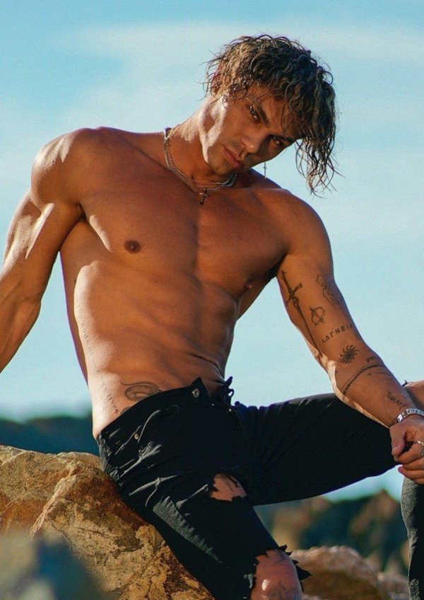 На обои мужчины