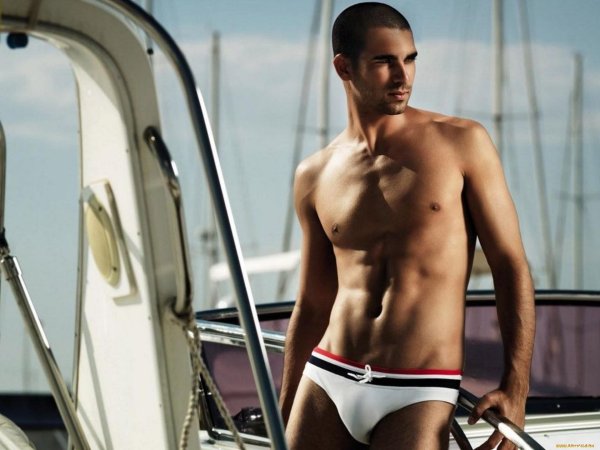 На обои мужчины