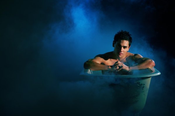 На обои мужчины