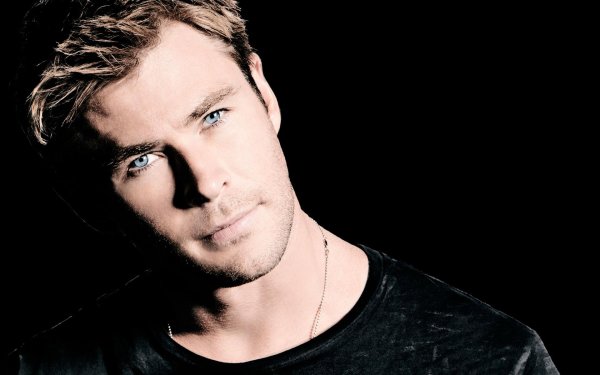 На обои мужчины