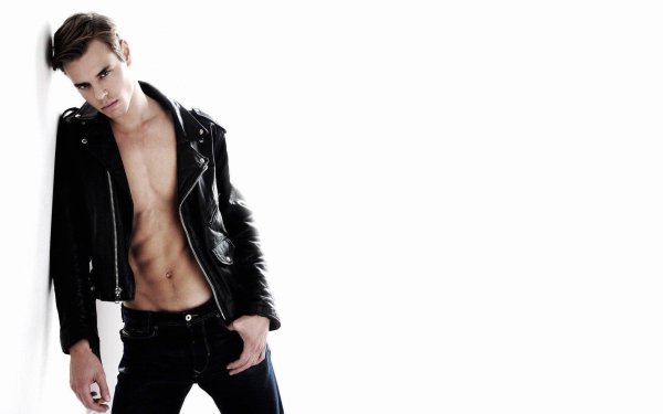 На обои мужчины