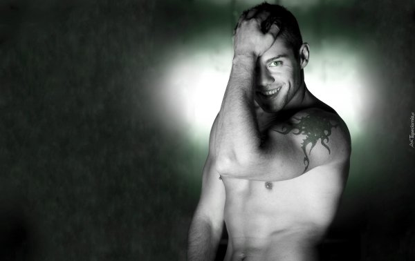 На обои мужчины