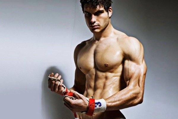 На обои мужчины