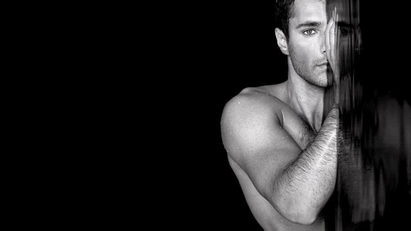 На обои мужчины