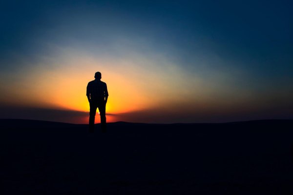 Мужчины на закате