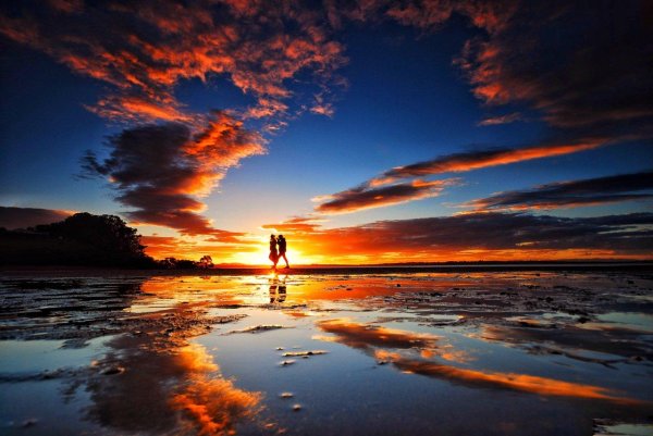 Мужчины на закате