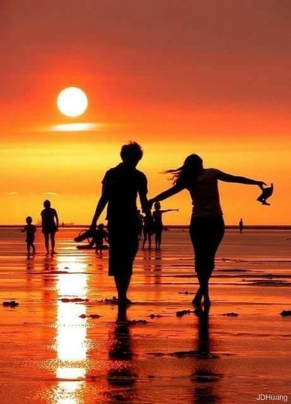 Мужчины на закате