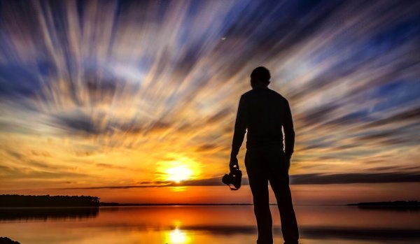 Мужчины на закате