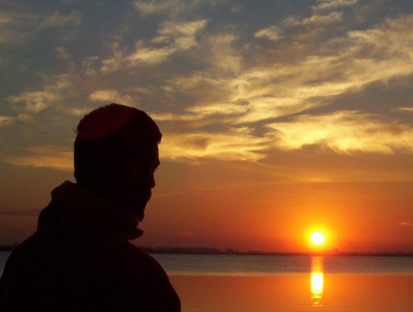 Мужчины на закате