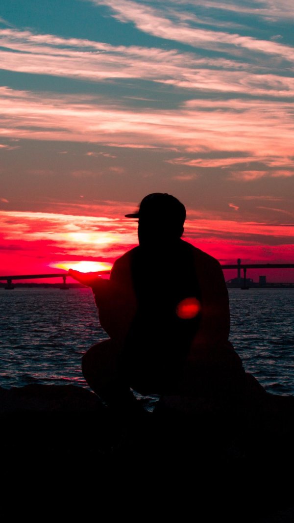 Мужчины на закате