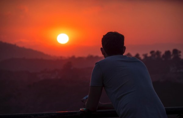 Мужчины на закате