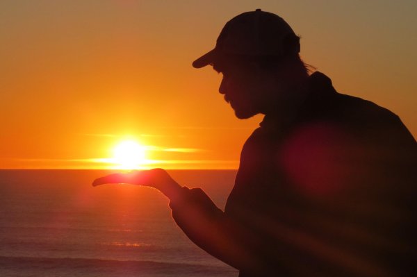 Мужчины на закате