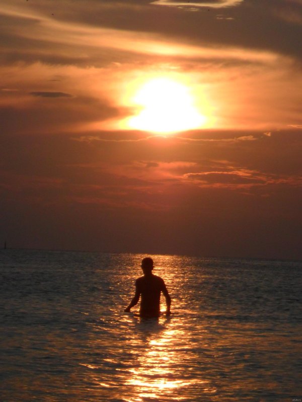 Мужчины на закате