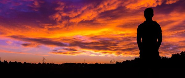 Мужчины на закате