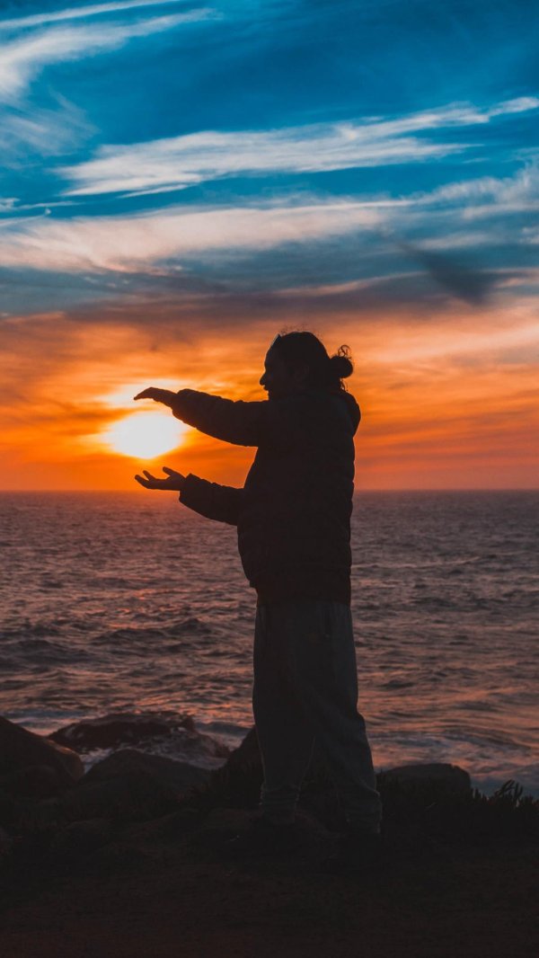 Мужчины на закате