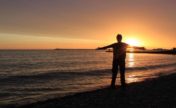 Мужчины на закате