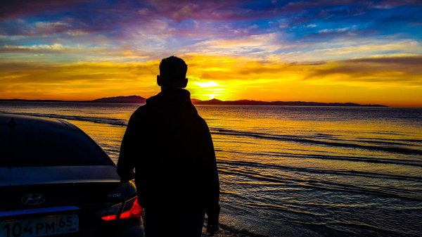 Мужчины на закате