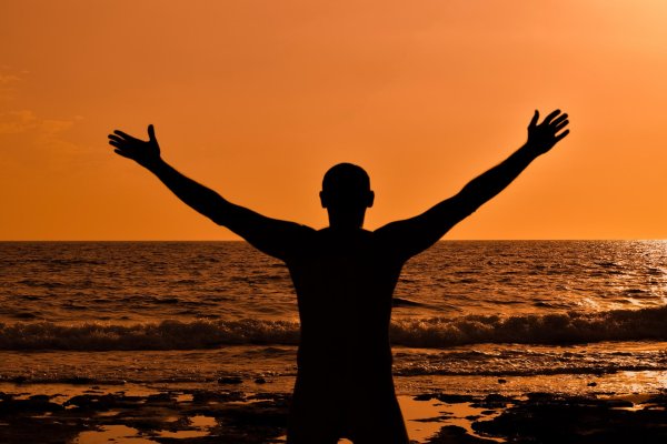 Мужчины на закате