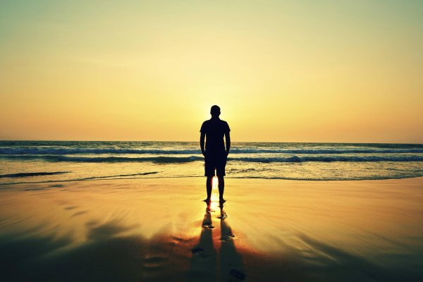 Мужчины на закате