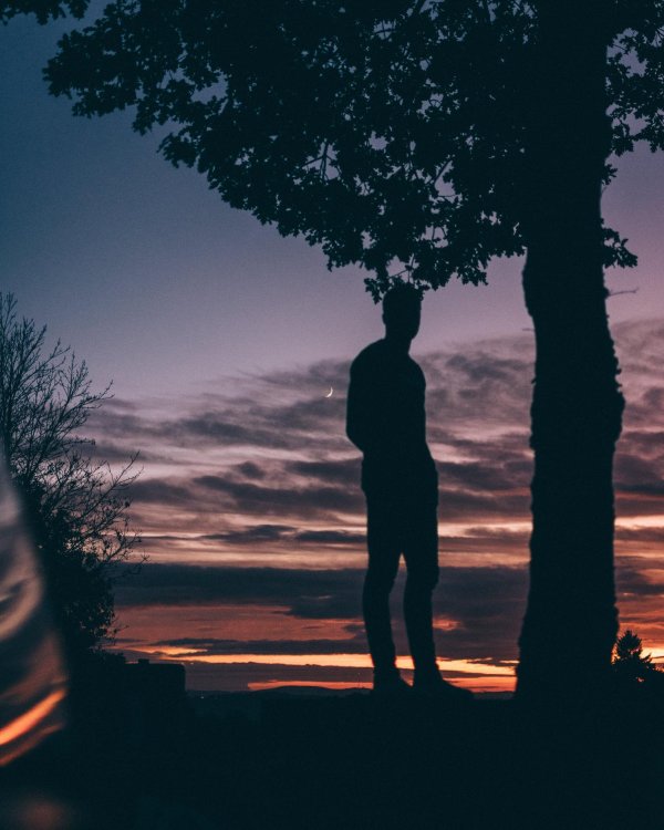 Мужчины на закате