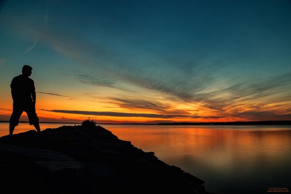 Мужчины на закате