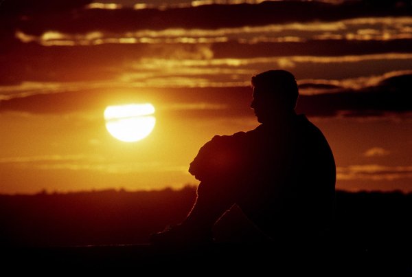 Мужчины на закате