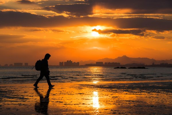 Мужчины на закате