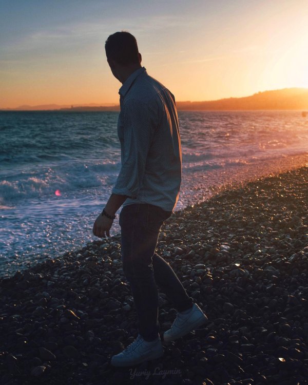 Мужчины на закате