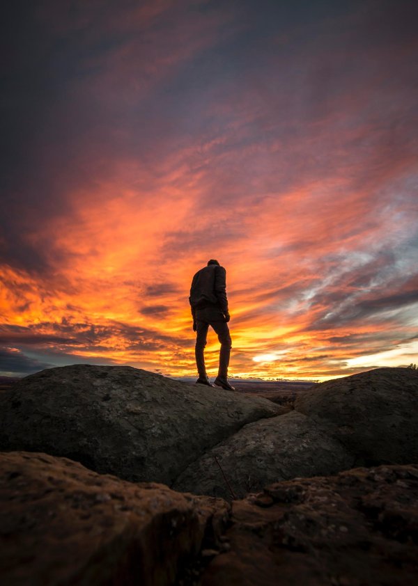 Мужчины на закате