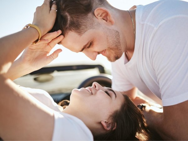 Два мужчины и женщина