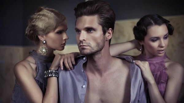 Два мужчины и женщина