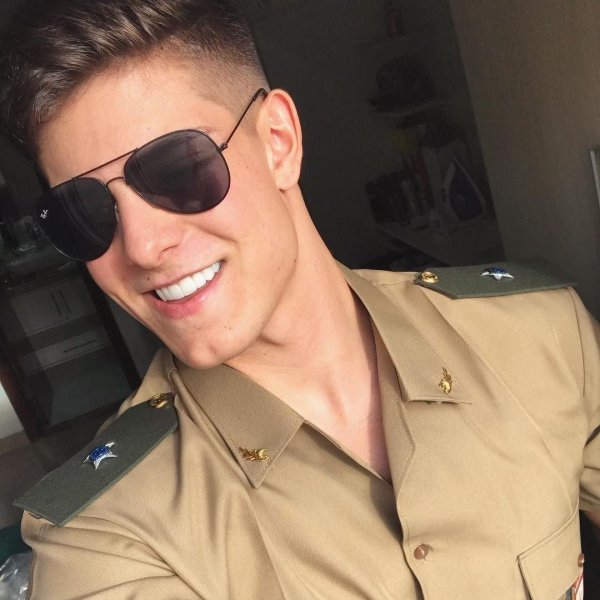 Военные мужчины