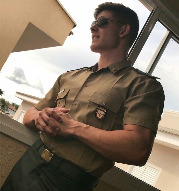 Военные мужчины